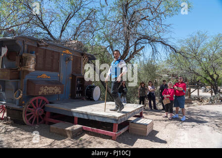 Schauspieler im alten Westen Medizin zeigen, Touristen zu beobachten. Stockfoto