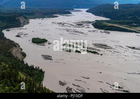 Blick auf den Chitina River in Alaska's Wrangell-St. Elias National Park. . Luftaufnahmen anzeigen Stockfoto