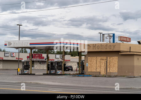 10. AUGUST 2018 - Fairbanks, Alaska: Blick auf einem verlassenen Urlaub Tankstelle und Supermarkt Stockfoto