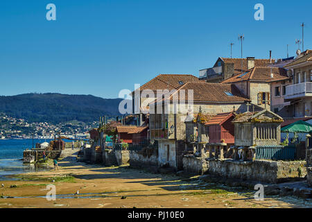 Horreos/Maisspeicher der historischen Komplex von Combarro, Rías Baixas, Ría de Pontevedra, Galicien, Spanien, Europa. Stockfoto