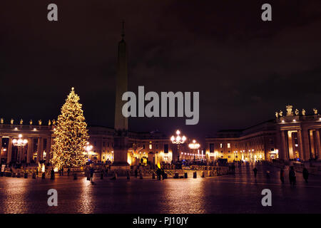 Rom, Italien, 11. Dezember 2017: Saint Peter's Square mit riesigen Weihnachtsbaum in der Nacht. Rom - 11. Dezember 2017 Stockfoto