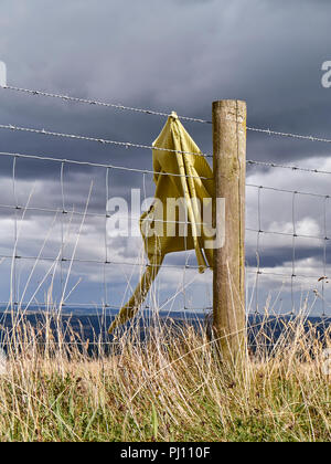 Kleidung auf dem Drahtzaun in der englischen Landschaft stecken Stockfoto