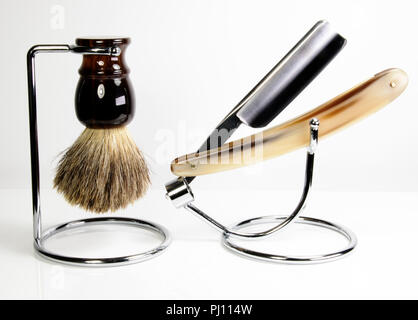 Friseur- Set mit Rasiermesser und Seifenschaum Bürste. Herren vintage Nassrasur Ausrüstung Bürste und Rasierer in einem Ständer. Stockfoto