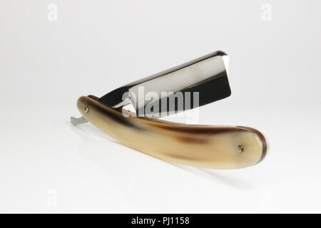 Cut Throat Razor isoliert auf weißem Hintergrund. Vintage Rasiermesser für die Rasur. Herrenfriseure Ausrüstung. Salon tools. Stockfoto