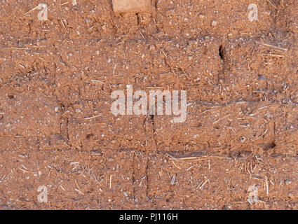 Nahaufnahme des Alten verwitterten Adobe brick wall. Stockfoto