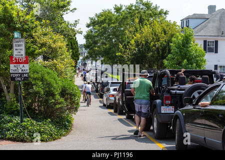 Eine lange Schlange von Autos wartet auf den Straßen der Chappy Fähre zur Insel Chappaquiddick in Chatham, Massachusetts auf Martha's Vineyard zu nehmen. Stockfoto