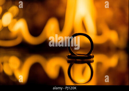 Trauringe mit Feuer Hintergrund. Stockfoto