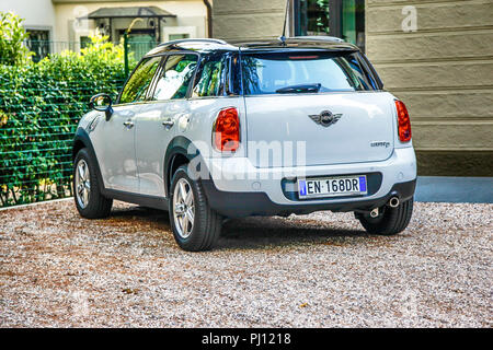 Neue 4 Tür big Mini Cooper mit italienischen Kennzeichen in Udine, Italien. Stockfoto