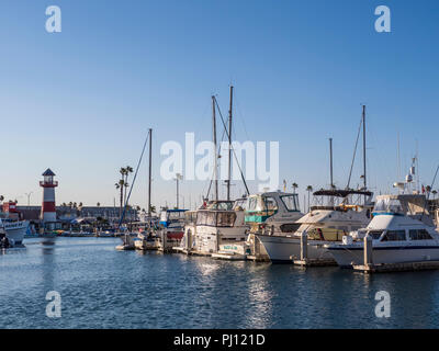 Boote angedockt in der Marina, Oceanside Harbor, Oceanside, Kalifornien. Stockfoto