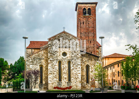 Rückansicht des Museo Del Duomo Kathedrale über Artico di Prampero in Udine, Italien Stockfoto