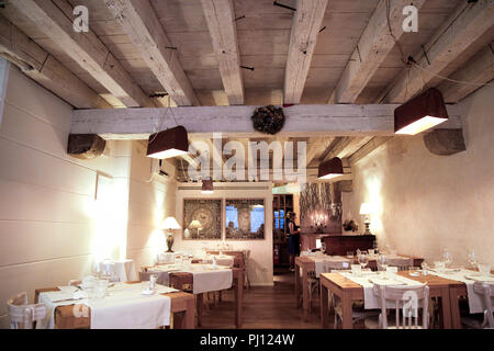 Rustikales Interieur im französischen Landhausstil des Restaurants Trattoria Antica Maddalena in der Via Pelliccerie in Udine, Italien Stockfoto