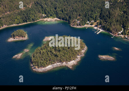 Luftaufnahme von felsigen Inseln in der Nähe von Madeira Park an einem sonnigen Sommertag. In Sunshine Coast, BC, Kanada. Stockfoto