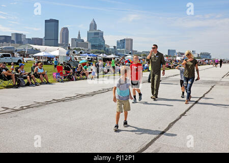 Ein Pilot und seine Familie Spaziergang um die 2018 Cleveland National Air Show in Burke Lakefront Airport in der Innenstadt von Cleveland, Ohio, USA. Stockfoto