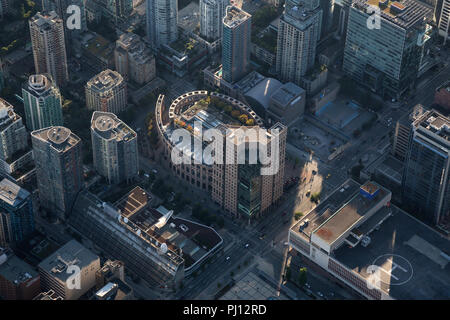 Vancouver, British Columbia, Kanada - 17. Juli 2018: Luftaufnahme von Vancouver Public Library im Zentrum der Stadt während einer lebendigen Sommertag. Stockfoto