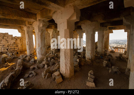 Zerstörten Tempels an Matanga Hill, Hampi. Stockfoto