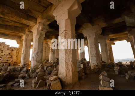 Zerstörten Tempels an Matanga Hill, Hampi. Stockfoto