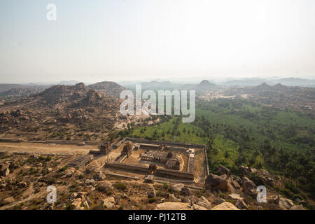 Zerstörten Tempels an Matanga Hill, Hampi. Stockfoto