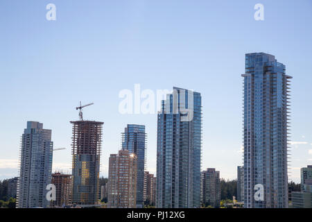 Luftaufnahme von gewerblichen Gebäuden durch die Metropole Shopping Mall während einer lebendigen Sommertag. In Metrotown, Vancouver, Vancouver, BC, Kanada. Stockfoto