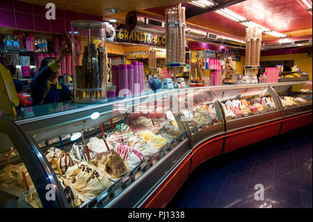 Innere einer Gelateria in Rom. Stockfoto