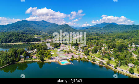 Drone Antenne des Lake Junaluska in der Nähe von Waynesville und Maggie Valley North Carolina NC im Herbst fallen. Stockfoto