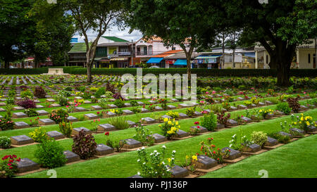 Chong Kai Allied War Cemetery, Kanchanaburi, 10/01/15 Grave Markers von Gefallenen des Zweiten Weltkrieges in Kriegsgefangenschaft Stockfoto