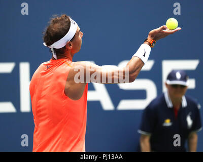 17 Grand-Slam-Champion Rafael Nadal aus Spanien in Aktion während seiner 2018 US Open Umlauf von 16 Gleiches an Billie Jean King National Tennis Center Stockfoto