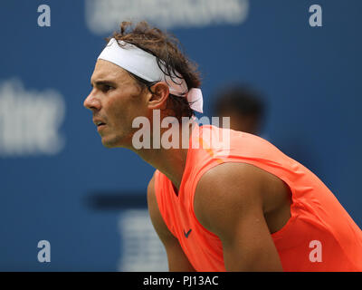 17 Grand-Slam-Champion Rafael Nadal aus Spanien in Aktion während seiner 2018 US Open Umlauf von 16 Gleiches an Billie Jean King National Tennis Center Stockfoto