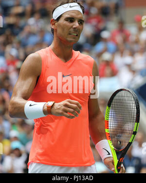 17 Grand-Slam-Champion Rafael Nadal aus Spanien in Aktion während seiner 2018 US Open Umlauf von 16 Gleiches an Billie Jean King National Tennis Center Stockfoto