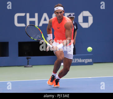 17 Grand-Slam-Champion Rafael Nadal aus Spanien in Aktion während seiner 2018 US Open Umlauf von 16 Gleiches an Billie Jean King National Tennis Center Stockfoto