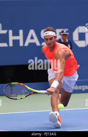 17 Grand-Slam-Champion Rafael Nadal aus Spanien in Aktion während seiner 2018 US Open Umlauf von 16 Gleiches an Billie Jean King National Tennis Center Stockfoto