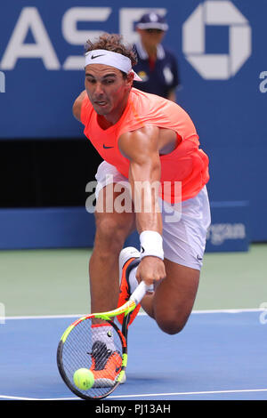 17 Grand-Slam-Champion Rafael Nadal aus Spanien in Aktion während seiner 2018 US Open Umlauf von 16 Gleiches an Billie Jean King National Tennis Center Stockfoto