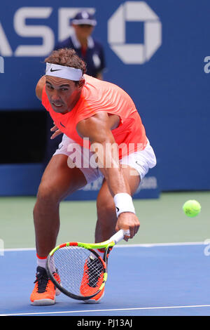 17 Grand-Slam-Champion Rafael Nadal aus Spanien in Aktion während seiner 2018 US Open Umlauf von 16 Gleiches an Billie Jean King National Tennis Center Stockfoto