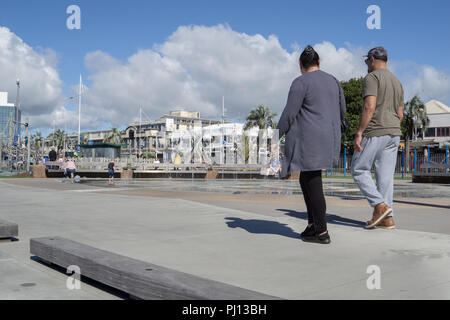 TAURANGA NEUSEELAND - 1. SEPTEMBER 2018; die Menschen entlang der Kante Hafen Tauranga Stadt am Wasser Spielplatz und den Strand im Hintergrund. Stockfoto