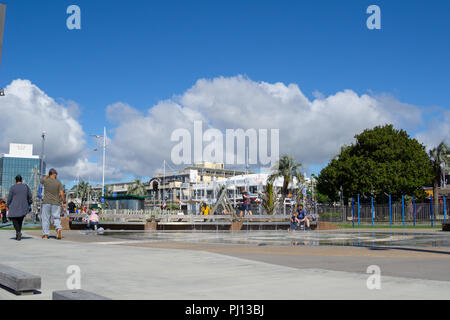 TAURANGA NEUSEELAND - 1. SEPTEMBER 2018; die Menschen entlang der Kante Hafen Tauranga Stadt am Wasser Spielplatz und den Strand im Hintergrund. Stockfoto