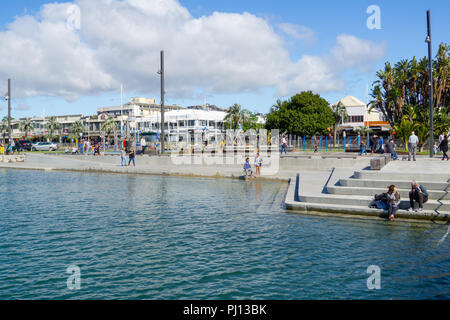 TAURANGA NEUSEELAND - 1. SEPTEMBER 2018; Leute zusammen und sitzen Hafen Kante Schritte Tauranga Stadt am Wasser genießen Frühling mit Spielplatz und die Stockfoto