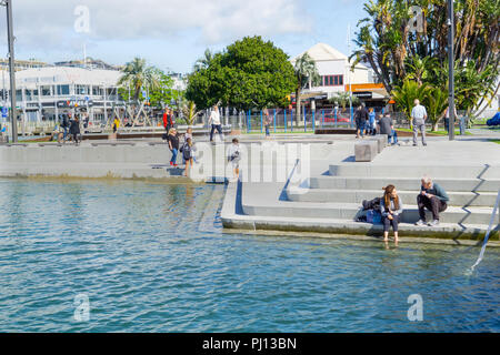 TAURANGA NEUSEELAND - 1. SEPTEMBER 2018; Leute zusammen und sitzen Hafen Kante Schritte Tauranga Stadt am Wasser genießen Frühling mit Spielplatz und die Stockfoto