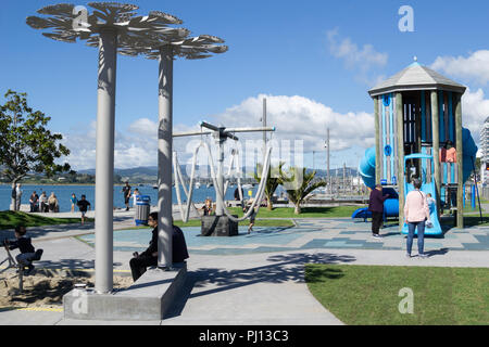 TAURANGA NEUSEELAND - 1. SEPTEMBER 2018; Familien auf Tauranga Waterfront genießen Kinderspielplatz auf sonniger Frühlingstag Stockfoto