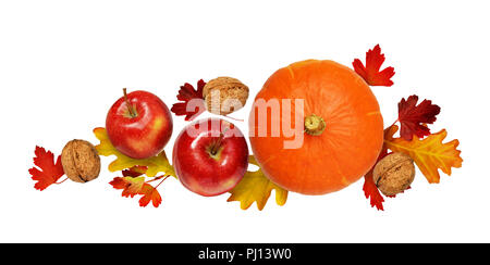 Runde Kürbis, Apfel und Walnüsse mit Herbstlaub auf weißem Hintergrund. Ansicht von oben. Flach. Stockfoto