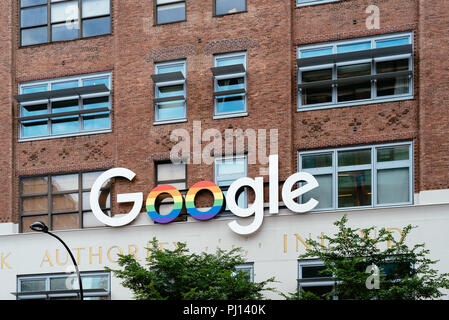 New York City, USA - 22. Juni 2018: Google Zeichen mit Regenbogen Farben außerhalb des Google office in New York City während der CSD-Parade. Google ist ein multin Stockfoto