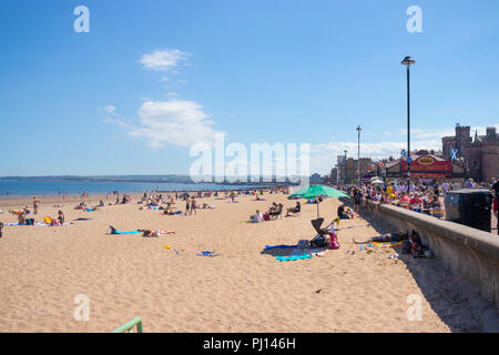 Portobello Beach in Edinburgh an einem heißen Sommertag. Stockfoto