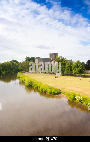 Blick von der Brücke über den Fluss Tyne St Mary's Stiftskirche, Haddington, Schottland Stockfoto