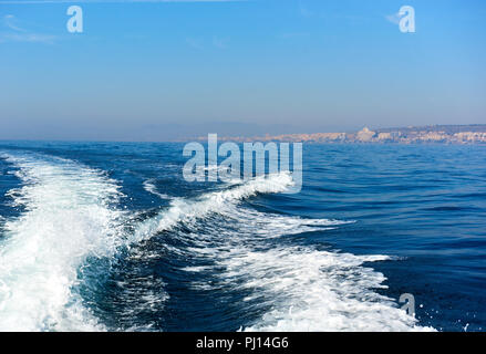 Wellenförmige trail auf das Mittelmeer nach Schiff, Schiff, Fähre Geschwindigkeit schwebend. Touristische Fähre im Mittelmeer von Santa Pola Spanien schwimmen Stockfoto