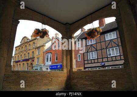 Architektur in der Hauptstraße, die durch die Fenster der Markt Haus in Ilminster, Somerset gesehen Stockfoto