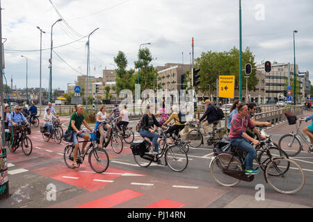 Eine Straße voller Radfahrer in Utrecht Niederlande Stockfoto