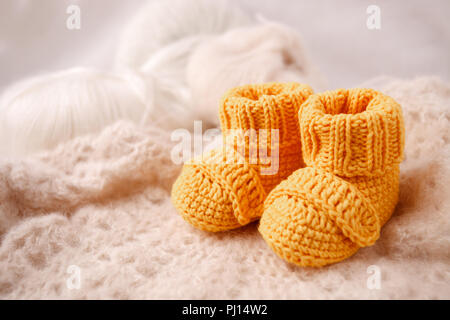 Close-up baby Strick Schuhe auf weichen crochreting Hintergrund Stockfoto