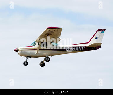 Cessna 152 Landung am Flugplatz Wellesbourne, Warwickshire, Großbritannien (G-BWNC) Stockfoto