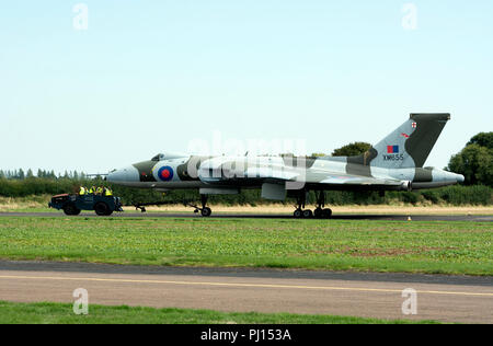 Avro Vulcan XM655 am Flugplatz Wellesbourne, Warwickshire, England, UK gezogen wird Stockfoto