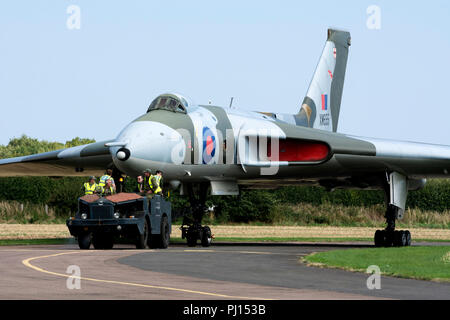 Avro Vulcan XM655 am Flugplatz Wellesbourne, Warwickshire, England, UK gezogen wird Stockfoto