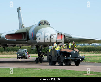 Avro Vulcan XM655 am Flugplatz Wellesbourne, Warwickshire, England, UK gezogen wird Stockfoto