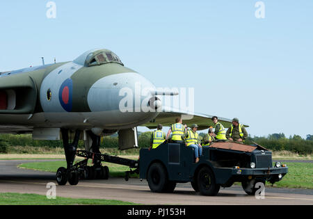 Avro Vulcan XM655 am Flugplatz Wellesbourne, Warwickshire, England, UK gezogen wird Stockfoto